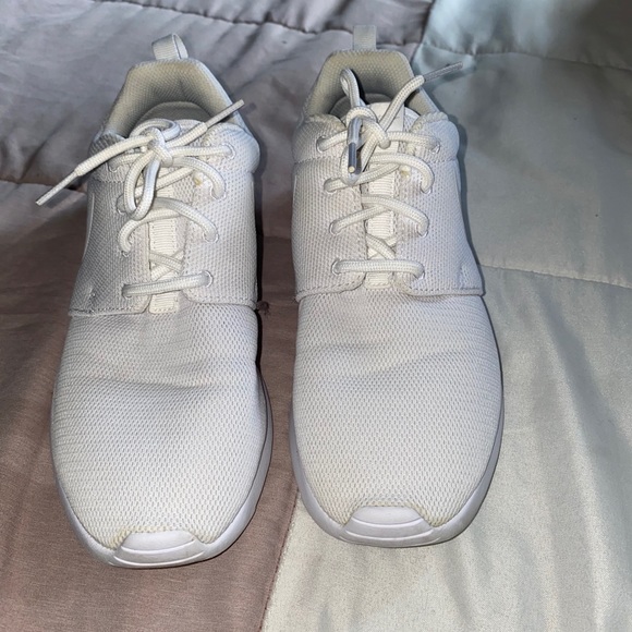 Nike Shoes - Nike roshe